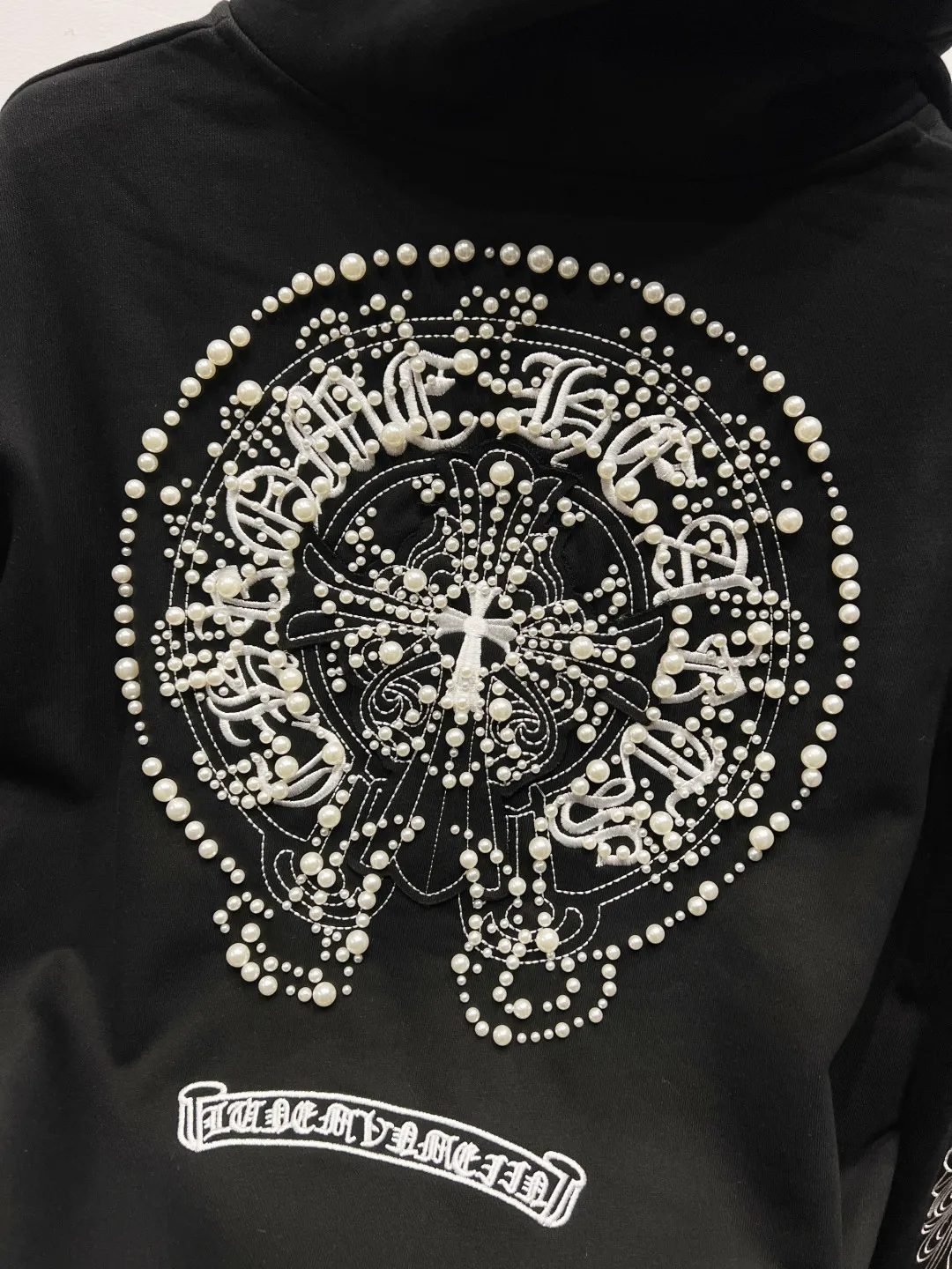 P320 Luxury 𝐂𝐡𝐫𝐨𝐦𝐞 𝐇𝐞𝐚𝐫𝐭𝐬/Cro Xin 2025 Pearl Cross Fully Embroidered New Original Counter High Street Style Jacket Top Version! Customized 420g heavyweight pure cotton fabric! High street style pearl cross all over embroidery + complex pattern embroidery on the sleeves + all embroidery is covered with rubber! Top products from the counter. The upper body is comfortable and textured. It has a low-key luxury feel. The outfit shows high-end taste. The large-cut tailoring is neat and elegant. The sophistication of the upper body is directly impressive👍High-end materials. High-quality cotton materials are selected✂️Outstanding quality. Special processing technology makes the body shape crisp and skin-friendly! No matter your figure, your upper body can instantly become a fashion icon, full of luxury. Accessories: Original molded leather collar label, authentic original hangtag + matching sling + 3D hanging beads + original packaging bag. Craftsmanship: The original version has consistent wiring! Detailed alignment process, highest degree of restoration! Multiple pattern making and debugging, 100% replica of the authentic quality! The correct version is the same for men and women. It is eye-catching, looks great and has full aura! Size: S M L Color: White Black